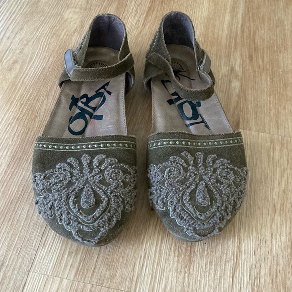 OTBT 6.5 Kalamazoo Taupe Closed Toe All Day Comfort Shoes - Picture 6 of 12